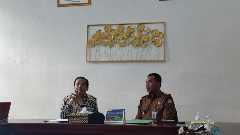 DISKUSI : Anggota Komisi I DPD RI Dapil Kalteng Agustin Teras Narang berdiskusi dengan Kadisbun Provinsi Kalteng H. Rizky Ramadhana Badjuri dan jajaran, saat berkunjung ke kantor Disbun, Selasa (25/3).(IST)