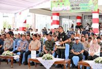 MODERATOR : Kepala Bapperida Provinsi Kalteng Leonard S. Ampung saat menjadi moderator acara Pasar Murah serentak di Desa se-Kalteng, Jumat (28/3).(IST)
