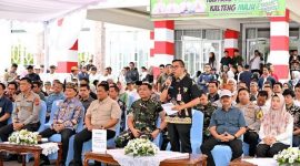 MODERATOR : Kepala Bapperida Provinsi Kalteng Leonard S. Ampung saat menjadi moderator acara Pasar Murah serentak di Desa se-Kalteng, Jumat (28/3).(IST)