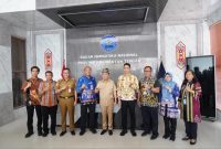 SAMBANGI : Gubernur Provinsi Kalteng H. Agustiar Sabran didampingi Kepala Bapperida Leonard S Ampung saat menyambangi BNNP Kalteng, Selasa (11/3).(IST)
