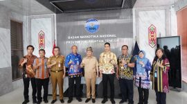 SAMBANGI : Gubernur Provinsi Kalteng H. Agustiar Sabran didampingi Kepala Bapperida Leonard S Ampung saat menyambangi BNNP Kalteng, Selasa (11/3).(IST)