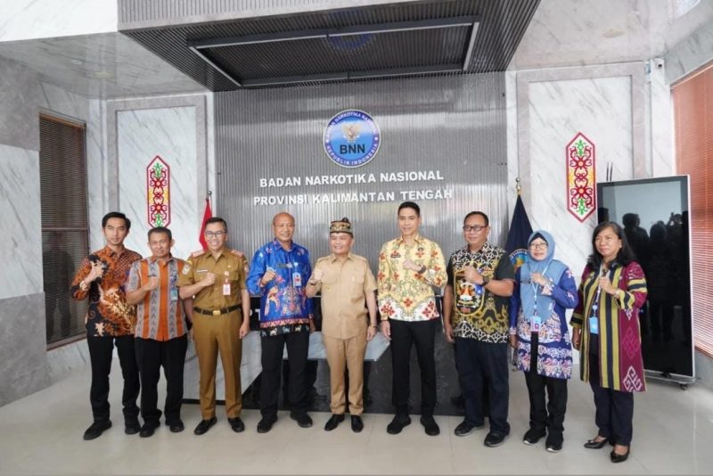 SAMBANGI : Gubernur Provinsi Kalteng H. Agustiar Sabran didampingi Kepala Bapperida Leonard S Ampung saat menyambangi BNNP Kalteng, Selasa (11/3).(IST)
