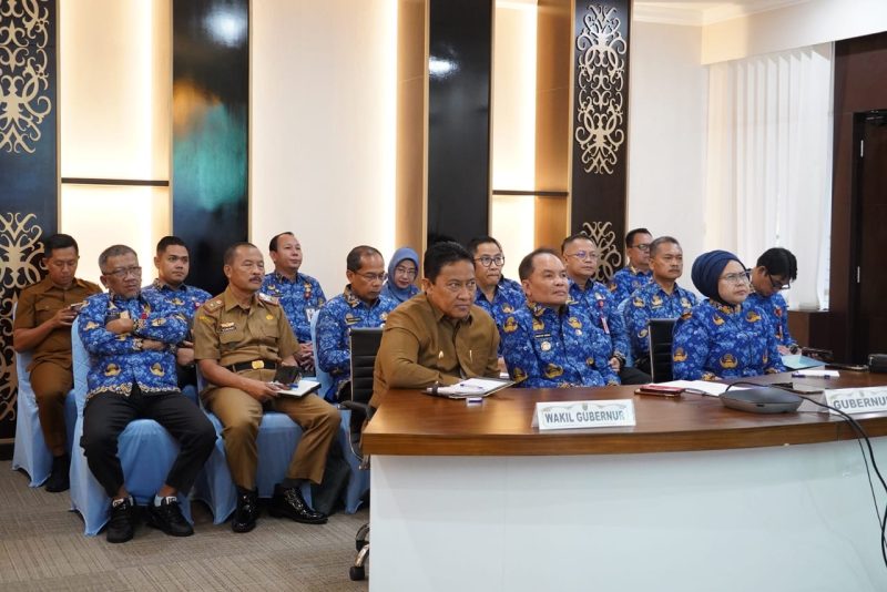 HADIRI : Gubernur Provinsi Kalteng, H.Agustiar Sabran dan Wagub Kalteng, Edy Pratowo saat menghadiri Rakor Penyelenggaraan Pemerintah Daerah secara virtual, Senin (17/3).(IST)