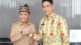 KUNJUNGI : Gubernur Provinsi Kalteng H.Agustiar Sabran bersama Kepala BNNP Kalteng Brigjen Pol Joko Setiono saat melakukan kunjungan ke kantor BNNP, Selasa (11/3).(IST)