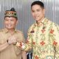 KUNJUNGI : Gubernur Provinsi Kalteng H.Agustiar Sabran bersama Kepala BNNP Kalteng Brigjen Pol Joko Setiono saat melakukan kunjungan ke kantor BNNP, Selasa (11/3).(IST)