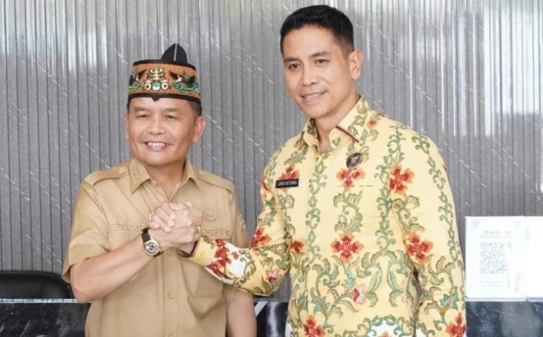 KUNJUNGI : Gubernur Provinsi Kalteng H.Agustiar Sabran bersama Kepala BNNP Kalteng Brigjen Pol Joko Setiono saat melakukan kunjungan ke kantor BNNP, Selasa (11/3).(IST)