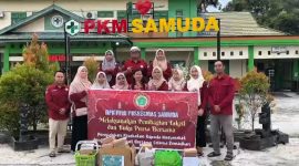 FOTO BERSAMA : Anggota DPK PPNI Samuda, Yusuf beserta sejumlah perawat, saat foto bersama usai pembagian takjil kepada warga,belum lama ini.(IST)