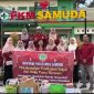 FOTO BERSAMA : Anggota DPK PPNI Samuda, Yusuf beserta sejumlah perawat, saat foto bersama usai pembagian takjil kepada warga,belum lama ini.(IST)