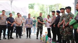 SERAHKAN : Gubernur Provinsi Kalteng H. Agustiar Sabran bersama Unsur Forkopimda saat menyerahkan secara simbolis paket sembako kepada ASN Golongan I dan II, Pegawai Kontrak Pemprov Kalteng serta Anggota TNI, Polri serta masyarakat di Halaman Istana Isen Mulang, Jumat (28/03).(IST)