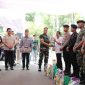 SERAHKAN : Gubernur Provinsi Kalteng H. Agustiar Sabran bersama Unsur Forkopimda saat menyerahkan secara simbolis paket sembako kepada ASN Golongan I dan II, Pegawai Kontrak Pemprov Kalteng serta Anggota TNI, Polri serta masyarakat di Halaman Istana Isen Mulang, Jumat (28/03).(IST)