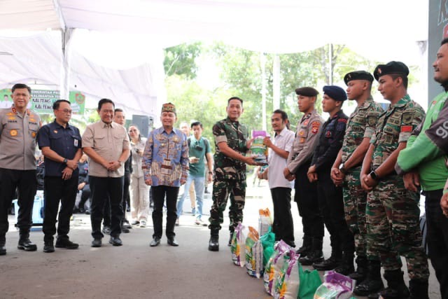 SERAHKAN : Gubernur Provinsi Kalteng H. Agustiar Sabran bersama Unsur Forkopimda saat menyerahkan secara simbolis paket sembako kepada ASN Golongan I dan II, Pegawai Kontrak Pemprov Kalteng serta Anggota TNI, Polri serta masyarakat di Halaman Istana Isen Mulang, Jumat (28/03).(IST)