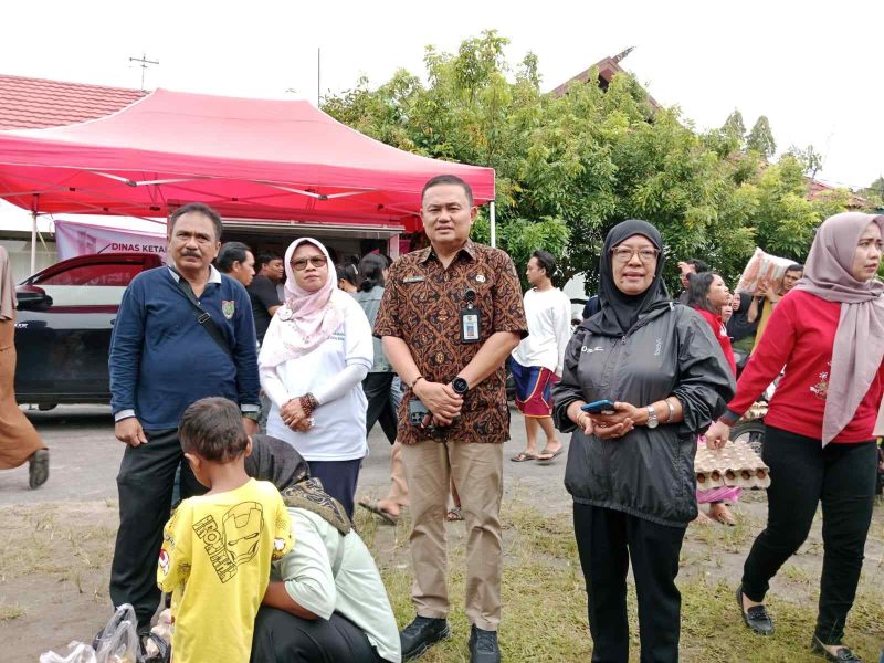 HADIRI : Plt. Kepala Dinas Ketahanan Pangan Provinsi Kalteng Agus Candra Menghadiri Kegiatan GPM dihalaman kantor Dinas Hanpang Jl. Willem AS No. 09 Palangka Raya, Jumat (28/2).(IST)