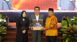 Wagub Kalteng Edy Pratowo bersama Irjen Pol Djoko Poerwanto Kapolda Kalteng sebelumnya.(IST)