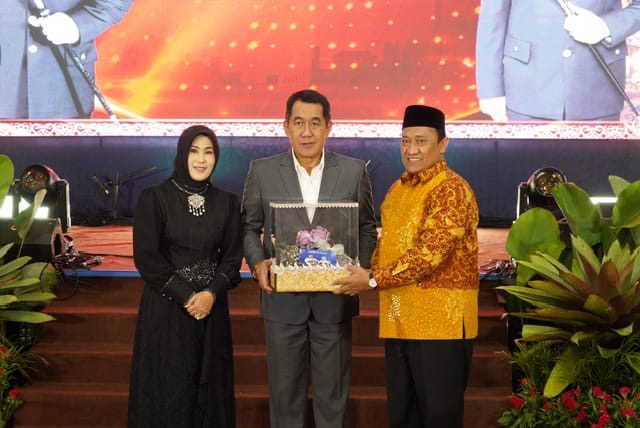 Wagub Kalteng Edy Pratowo bersama Irjen Pol Djoko Poerwanto Kapolda Kalteng sebelumnya.(IST)