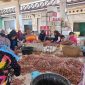 PENGUPASAN : Sejumlah warga saat mengupas kulit dan kepala udang di PP Kuala Pembuang, belum lama ini.(IST)