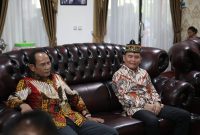 SILATURRAHMI : Gubernur Provinsi Kalteng H.Agustiar Sabran saat mengunjungi Rumah Ketua DPRD Kalteng Arton S Dohong, yang berada di Jalan Menteng Kota Palangka Raya, Minggu (30/3).(IST)