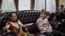 SILATURRAHMI : Gubernur Provinsi Kalteng H.Agustiar Sabran saat mengunjungi Rumah Ketua DPRD Kalteng Arton S Dohong, yang berada di Jalan Menteng Kota Palangka Raya, Minggu (30/3).(IST)