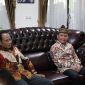 SILATURRAHMI : Gubernur Provinsi Kalteng H.Agustiar Sabran saat mengunjungi Rumah Ketua DPRD Kalteng Arton S Dohong, yang berada di Jalan Menteng Kota Palangka Raya, Minggu (30/3).(IST)
