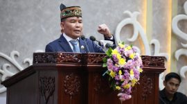 HADIRI : Gubernur Kalteng H Agustiar Sabran saat menyampaikan pidato pertamanya pada rapat paripurna di DPRD Kalteng, Rabu (5/3).(IST)