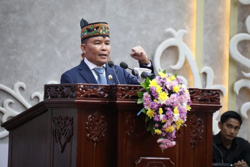 HADIRI : Gubernur Kalteng H Agustiar Sabran saat menyampaikan pidato pertamanya pada rapat paripurna di DPRD Kalteng, Rabu (5/3).(IST)