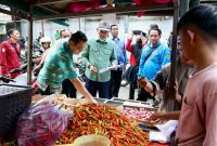 MEMANTAU : Staf Ahli Gubernur Kalteng Bidang Ekonomi, Keuangan dan Pembangunan Yuas Elko bersama Tim TPID Kalteng dan Satgas Ketahanan Pangan melakukan Pemantauan Harga Pangan di pasar besar Palangka Raya, Kamis (27/3).(IST)