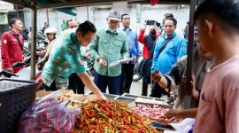 MEMANTAU : Staf Ahli Gubernur Kalteng Bidang Ekonomi, Keuangan dan Pembangunan Yuas Elko bersama Tim TPID Kalteng dan Satgas Ketahanan Pangan melakukan Pemantauan Harga Pangan di pasar besar Palangka Raya, Kamis (27/3).(IST)