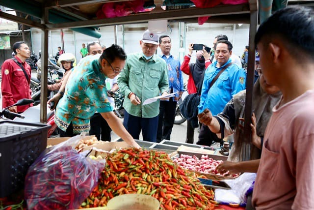 MEMANTAU : Staf Ahli Gubernur Kalteng Bidang Ekonomi, Keuangan dan Pembangunan Yuas Elko bersama Tim TPID Kalteng dan Satgas Ketahanan Pangan melakukan Pemantauan Harga Pangan di pasar besar Palangka Raya, Kamis (27/3).(IST)