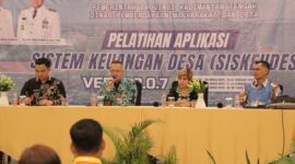ARAHAN : Kepala DPMD Provinsi Kalteng H. Aryawan saat menyampaikan arahannya saat pelatihan Aplikasi Sistem Keuangan Desa (SISKEUDES) Versi 2.0.7 Tahun 2025 Angkatan II, bertempat di  Hotel Palangka Raya, Kamis (27/2).(IST)