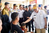 MENYAPA : Gubernur Provinsi Kalteng, H.Agustiar Sabran di dampingi Bupati Kotim H Halikinnor, saat menyapa masyarakat yang akan berangkat mudik dibandara H.Asan Sampit, Sabtu (29/3).(IST)