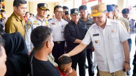 MENYAPA : Gubernur Provinsi Kalteng, H.Agustiar Sabran di dampingi Bupati Kotim H Halikinnor, saat menyapa masyarakat yang akan berangkat mudik dibandara H.Asan Sampit, Sabtu (29/3).(IST)