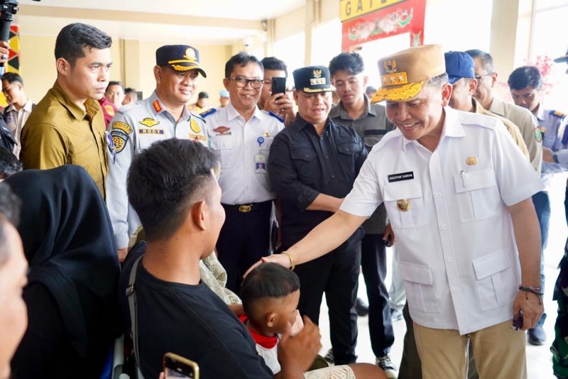MENYAPA : Gubernur Provinsi Kalteng, H.Agustiar Sabran di dampingi Bupati Kotim H Halikinnor, saat menyapa masyarakat yang akan berangkat mudik dibandara H.Asan Sampit, Sabtu (29/3).(IST)