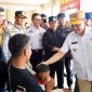 MENYAPA : Gubernur Provinsi Kalteng, H.Agustiar Sabran di dampingi Bupati Kotim H Halikinnor, saat menyapa masyarakat yang akan berangkat mudik dibandara H.Asan Sampit, Sabtu (29/3).(IST)
