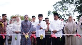 POTONG PITA : Gubernur Provinsi Kalteng H. Agustiar Sabran didampingi Ketua TP-PKK Kalteng Aisyah Thisia Agustiar Sabran melakukan pemotongan pita atas dibukanya acara Kalteng Ramadan Festival dan Bazaar UMKM dalam Rangkaian National Halal Fair Kalimantan Tengah Tahun 2025, Kamis (6/3).(IST)