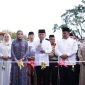 POTONG PITA : Gubernur Provinsi Kalteng H. Agustiar Sabran didampingi Ketua TP-PKK Kalteng Aisyah Thisia Agustiar Sabran melakukan pemotongan pita atas dibukanya acara Kalteng Ramadan Festival dan Bazaar UMKM dalam Rangkaian National Halal Fair Kalimantan Tengah Tahun 2025, Kamis (6/3).(IST)