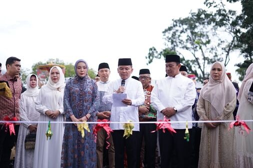 POTONG PITA : Gubernur Provinsi Kalteng H. Agustiar Sabran didampingi Ketua TP-PKK Kalteng Aisyah Thisia Agustiar Sabran melakukan pemotongan pita atas dibukanya acara Kalteng Ramadan Festival dan Bazaar UMKM dalam Rangkaian National Halal Fair Kalimantan Tengah Tahun 2025, Kamis (6/3).(IST)