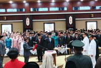 Gubernur saat membacakan sumpah janji jabatan.(IST)