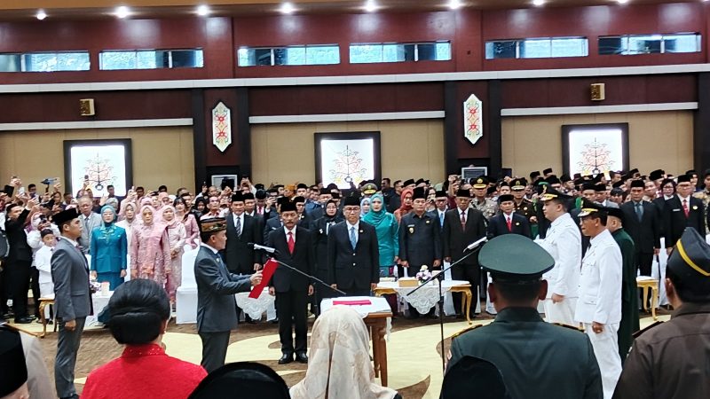 Gubernur saat membacakan sumpah janji jabatan.(IST)