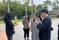 BUDAYA: Tim Disbudpar Kalteng menjelaskan tentang potensi budaya Betang Eka Tingang Nganderang kepada Jerome Polin dan tamu lainnya, Sabtu (22/3).(IST)