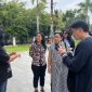 BUDAYA: Tim Disbudpar Kalteng menjelaskan tentang potensi budaya Betang Eka Tingang Nganderang kepada Jerome Polin dan tamu lainnya, Sabtu (22/3).(IST)