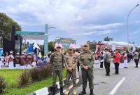 BERJAGA : Anggota Satpol PP Kalteng Berjaga disekitar lokasi acara National Halal Fair 2025 yang digelar di Jl. Brigjen Katamso, Palangka Raya, Kamis (6/3).(IST)