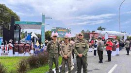 BERJAGA : Anggota Satpol PP Kalteng Berjaga disekitar lokasi acara National Halal Fair 2025 yang digelar di Jl. Brigjen Katamso, Palangka Raya, Kamis (6/3).(IST)