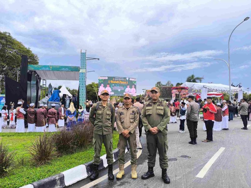 BERJAGA : Anggota Satpol PP Kalteng Berjaga disekitar lokasi acara National Halal Fair 2025 yang digelar di Jl. Brigjen Katamso, Palangka Raya, Kamis (6/3).(IST)