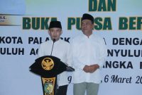 SAMBUTAN : Wali Kota Palangkaraya Fairid Naparin didampingi Wakil Wali Kota Achmad Zaini saat menyampaikan sambutan saat buka bersama, Kamis (6/3).(IST)