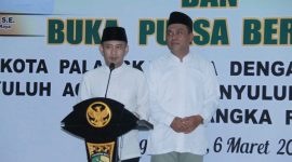 SAMBUTAN : Wali Kota Palangkaraya Fairid Naparin didampingi Wakil Wali Kota Achmad Zaini saat menyampaikan sambutan saat buka bersama, Kamis (6/3).(IST)