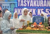 SYUKURAN : Ketua TP PKK Kalteng, Aisyah Thisia Agustiar Sabran pada acara syukuran Peringatan Hari Kesatuan Gerak PKK ke-53 yang di gelar di Istana Isen Mulang, Rumah Jabatan Gubernur Kalteng, Jumat (28/3).(IST)