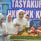 SYUKURAN : Ketua TP PKK Kalteng, Aisyah Thisia Agustiar Sabran pada acara syukuran Peringatan Hari Kesatuan Gerak PKK ke-53 yang di gelar di Istana Isen Mulang, Rumah Jabatan Gubernur Kalteng, Jumat (28/3).(IST)
