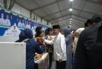 MENINJAU : Gubernur Kalteng H. Agustiar Sabran dan Ketua Dekranasda Provinsi Kalteng Aisyah Thisia Agustiar Sabran saat meninjau bazar UMKM yang digelar di Jalan Katamso, tepat di sebelah Istana Isen Mulang, Palangka Raya, pada Kamis (6/3).(IST)