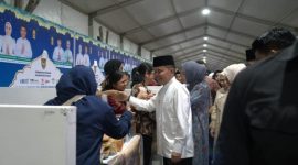 MENINJAU : Gubernur Kalteng H. Agustiar Sabran dan Ketua Dekranasda Provinsi Kalteng Aisyah Thisia Agustiar Sabran saat meninjau bazar UMKM yang digelar di Jalan Katamso, tepat di sebelah Istana Isen Mulang, Palangka Raya, pada Kamis (6/3).(IST)
