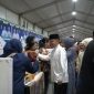 MENINJAU : Gubernur Kalteng H. Agustiar Sabran dan Ketua Dekranasda Provinsi Kalteng Aisyah Thisia Agustiar Sabran saat meninjau bazar UMKM yang digelar di Jalan Katamso, tepat di sebelah Istana Isen Mulang, Palangka Raya, pada Kamis (6/3).(IST)