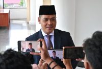 DIWAWANCARAI : Plt. Kadisdik Kalteng Muhammad Reza Prabowo saat di wawancarai awak media, seusai Rapat Paripurna di DPRD Kalteng, Rabu (5/3).(IST)